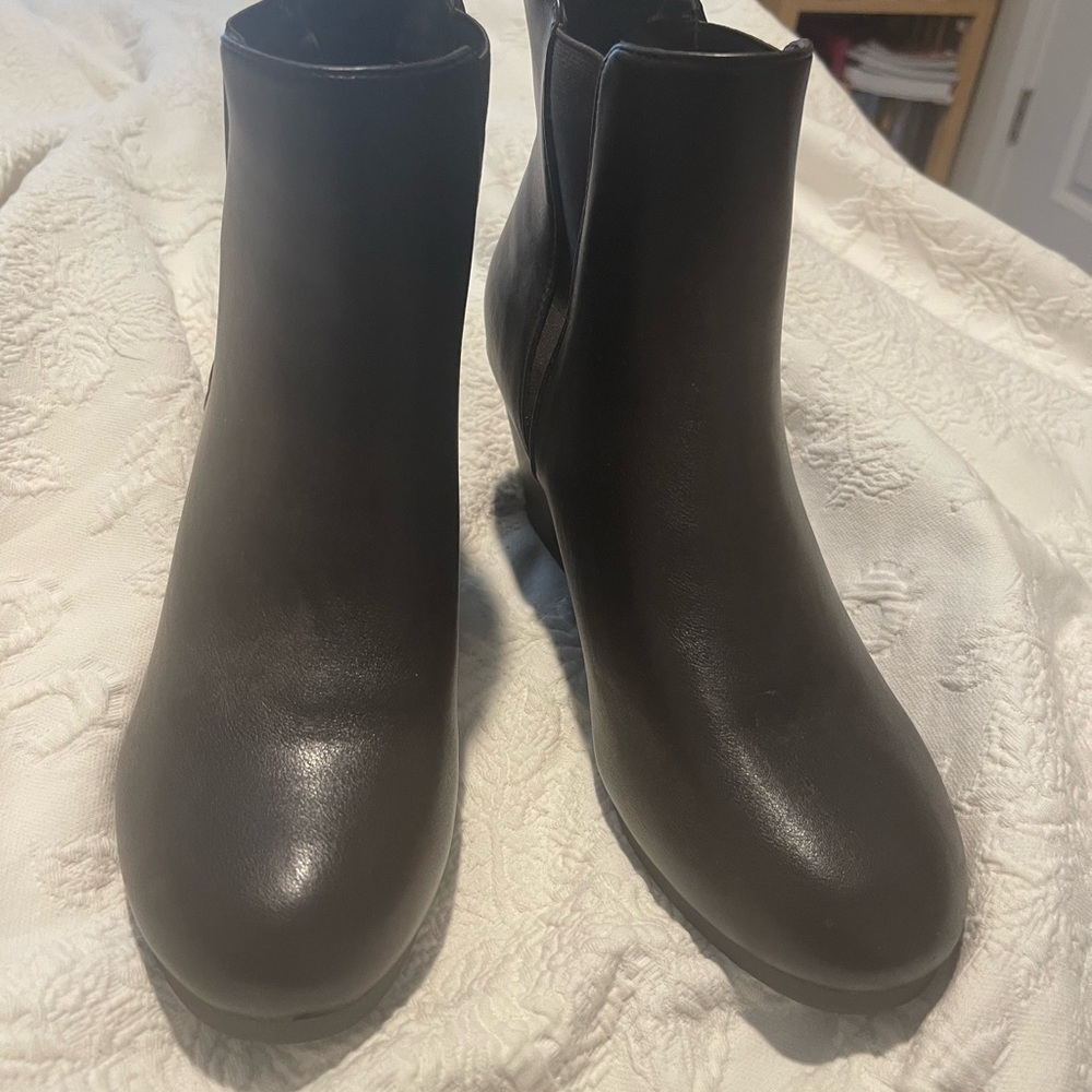 NWOT Size 10M Versona Size 10M Pull on Ankle Boots with 3” Wedge Heel. No Box
